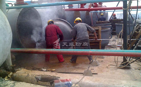 東營天威防腐換熱器防腐施工現(xiàn)場